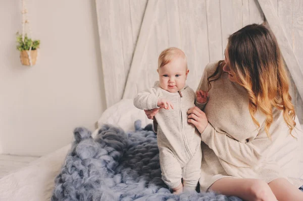 Mutlu anne ve bebek yatak odalı evde oynarken. Rahat aile yaşam tarzı modern İskandinav iç. — Stok fotoğraf