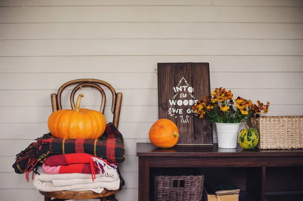 Fall at country house. Seasonal rustic decorations with pumpkins, cozy blankets and flowers. — Stock Photo, Image