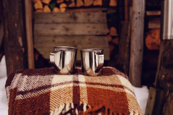 Kupalar rustik açık zemin üzerine sıcak çay ile. Geç sonbaharda veya arka bahçesinde kış ağaç doğrama — Stok fotoğraf