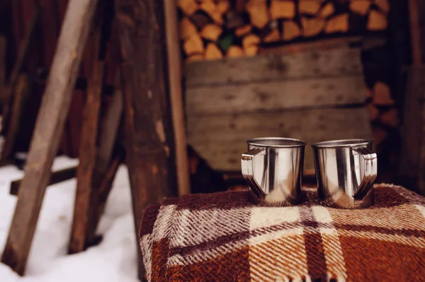 Bögrék, forró tea, rusztikus szabadtéri háttér. Aprítás a fák késő őszi vagy a téli kertben — Stock Fotó
