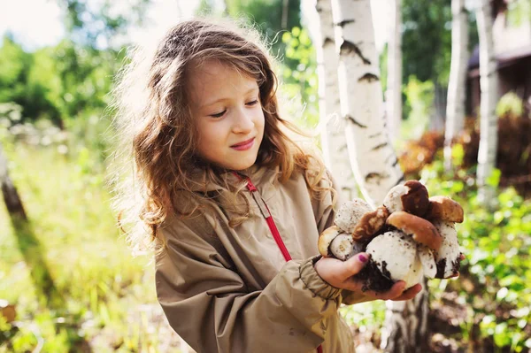 Yaz veya sonbahar ormanında yürüyüş üzerinde yabani mantar toplama kız mutlu çocuk — Stok fotoğraf