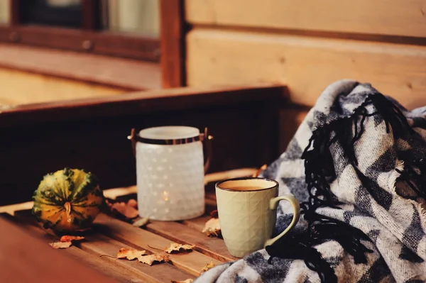 Gemütlicher Herbstmorgen im Landhaus, Tasse Tee und warme Decke auf Holztisch. Details aus dem Stillleben — Stockfoto