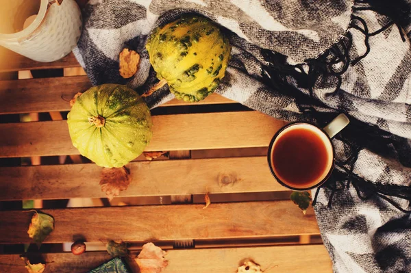 Gezellige herfst ochtend op landhuis, kopje thee en warme deken op houten tafel. Stilleven details — Stockfoto