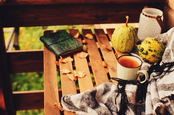 Sonbahar sabahı rahat kır evi, fincan çay ve sıcak bir battaniye ahşap masa var. Natürmort ayrıntıları — Stok fotoğraf