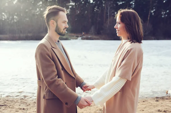 Jovem casal amoroso feliz andando ao ar livre no outono ou início da primavera — Fotografia de Stock