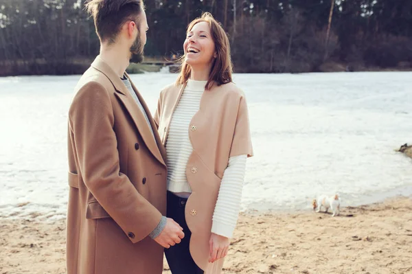 Genç iki yürüyor sonbaharda açık sevgi dolu mutlu ya da erken Bahar