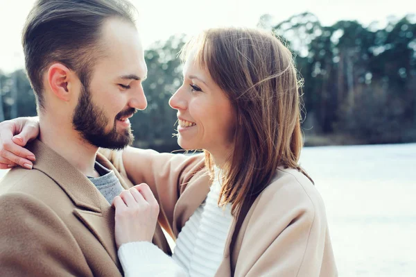 Genç iki yürüyor sonbaharda açık sevgi dolu mutlu ya da erken Bahar