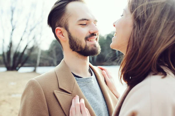 Joven feliz amante pareja caminando al aire libre en otoño o principios de primavera —  Fotos de Stock