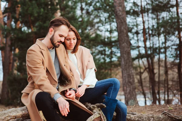 Junges glückliches Liebespaar, das im Herbst oder Frühjahr draußen spazieren geht — Stockfoto