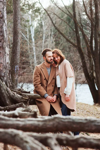 Молода щаслива закохана пара, що ходить на відкритому повітрі восени або ранньою весною — стокове фото