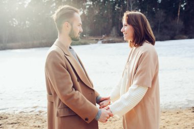 Genç iki yürüyor sonbaharda açık sevgi dolu mutlu ya da erken Bahar