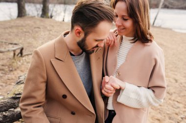 Genç iki yürüyor sonbaharda açık sevgi dolu mutlu ya da erken Bahar