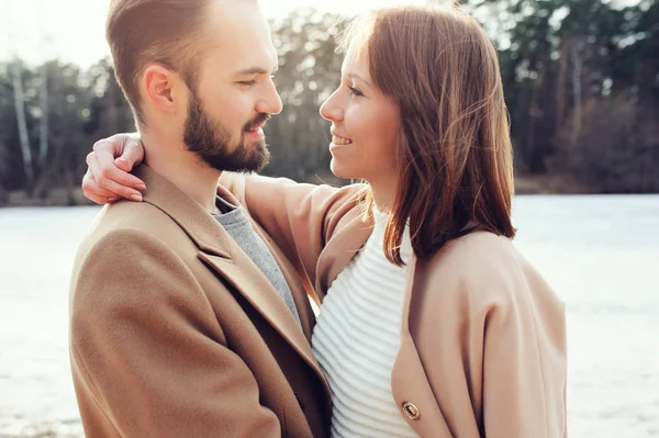 Junges glückliches Liebespaar, das im Herbst oder Frühjahr draußen spazieren geht — Stockfoto