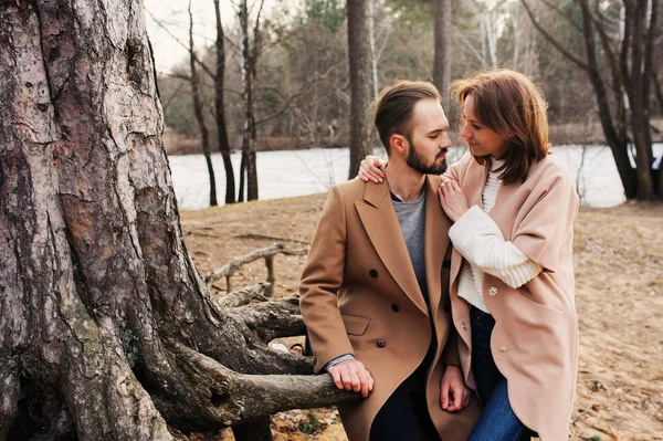 Jovem casal amoroso feliz andando ao ar livre no outono ou início da primavera — Fotografia de Stock