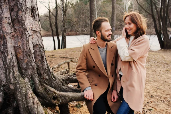 Genç iki yürüyor sonbaharda açık sevgi dolu mutlu ya da erken Bahar