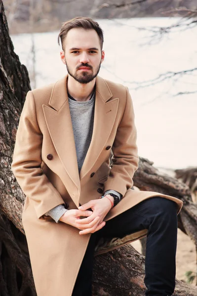 genç adam portre sonbaharda yolda 