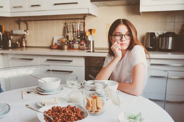 Tiener meisje thuis in de gezellige moderne keuken ontbijten — Stockfoto