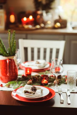 Tablo ayarı için kutlama Noel ve yeni yıl tatilleri. Rustik detayları ile evde Festival tablo