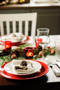 Tablo ayarı için kutlama Noel ve yeni yıl tatilleri. Rustik detayları ile evde Festival tablo