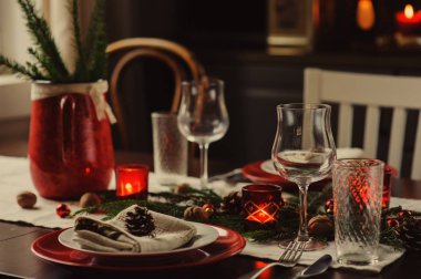 Tablo ayarı için kutlama Noel ve yeni yıl tatilleri. Rustik detayları ile evde Festival tablo