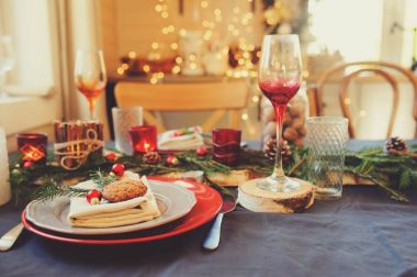 Tablo ayarı için kutlama Noel ve yeni yıl tatilleri. Rustik detayları ile evde Festival tablo
