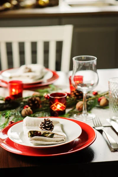 Tablo ayarı için kutlama Noel ve yeni yıl tatilleri. Rustik detayları ile evde Festival tablo
