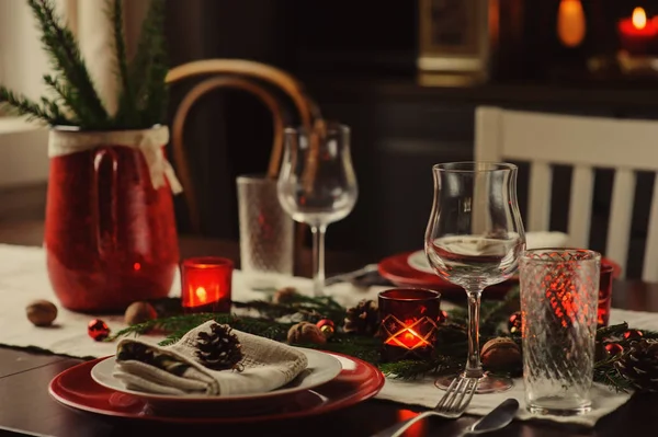 Tablo ayarı için kutlama Noel ve yeni yıl tatilleri. Rustik detayları ile evde Festival tablo
