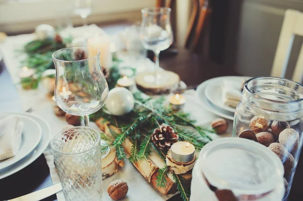 Apparecchiatura della tavola per la celebrazione di Natale e Capodanno Vacanze. Tavolo festivo a casa con dettagli rustici — Foto Stock