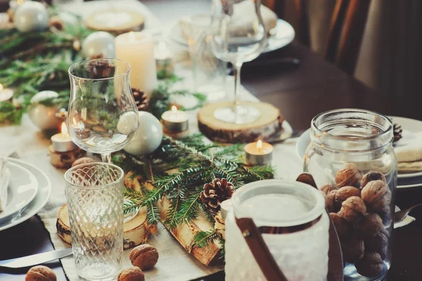 Apparecchiatura della tavola per la celebrazione di Natale e Capodanno Vacanze. Tavolo festivo a casa con dettagli rustici — Foto Stock