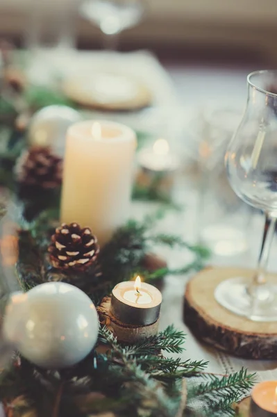 Cenário de mesa para celebração de Natal e Feriados de Ano Novo. Mesa festiva em casa com detalhes rústicos — Fotografia de Stock