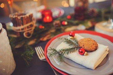 Tablo ayarı için kutlama Noel ve yeni yıl tatilleri. Rustik detayları ile evde Festival tablo