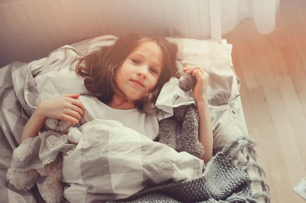 Menina criança feliz andando no início da manhã em seu quarto — Fotografia de Stock
