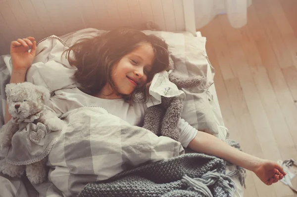 Menina criança feliz andando no início da manhã em seu quarto — Fotografia de Stock