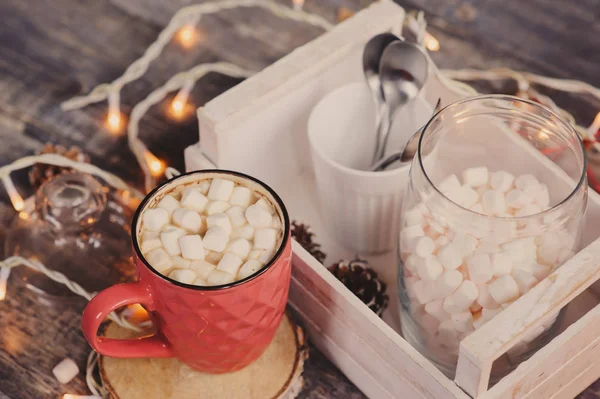 Cacao chaud avec guimauves sur table en bois avec lumières de Noël. Confortable concept de maison d'hiver — Photo