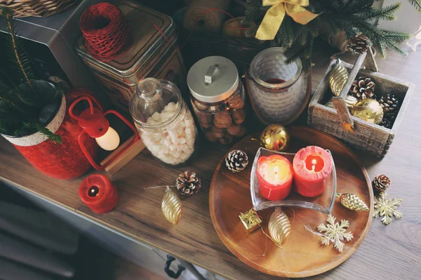 Casa di campagna cucina decorata per Natale e Capodanno Vacanze. Marhmallow, candele, cacao e noci in vasetti moderni. Festeggiare a casa — Foto Stock