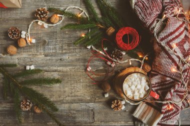 sıcak kakao, sıcak örme kazak ve garland ile Noel tablo üstten görünüm. Sıcacık kış sabahı evde