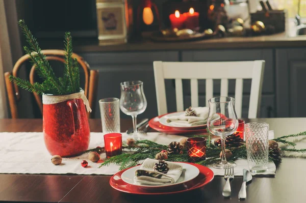 Apparecchiatura della tavola per la celebrazione di Natale e Capodanno Vacanze. Tavolo tradizionale festivo rosso e verde a casa con dettagli rustici — Foto Stock