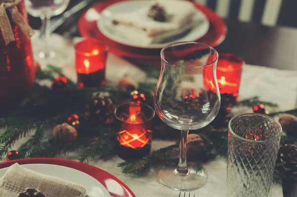 Cenário de mesa para celebração de Natal e Feriados de Ano Novo. Mesa tradicional festiva vermelha e verde em casa com detalhes rústicos — Fotografia de Stock
