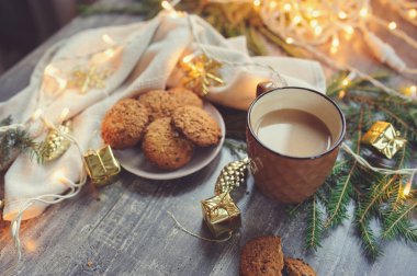 Noel ve kış ayarı ev yapımı kurabiye, kahve ve yeni yıl süslemeleri ile rahat. Hafta sonu evde pişirme.
