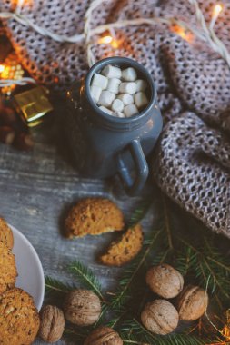 Sıcacık kış ve Noel ayarı ile sıcak kakao marshmallows ve ev yapımı kurabiye. Sıcak ve sade, Danimarkalı hugge kavramı