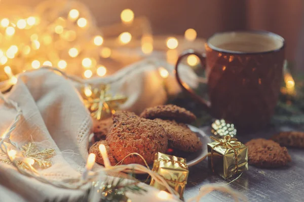 Noel ve kış ayarı ev yapımı kurabiye, kahve, ışıklar ve yeni yıl süslemeleri ile rahat. Hafta sonu evde pişirme. — Stok fotoğraf