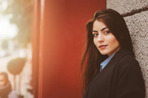 Retrato de estilo callejero de una joven chica femenina con abrigo negro. Usar ropa casual en otoño o invierno —  Fotos de Stock