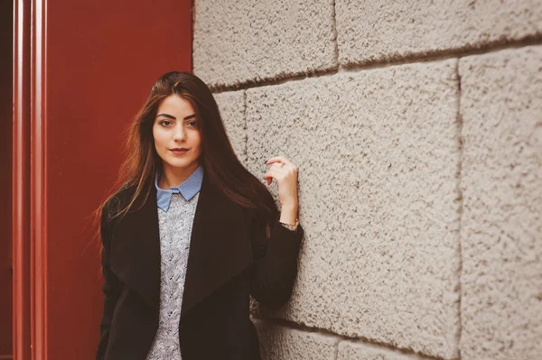 Retrato de estilo callejero de una joven chica femenina con abrigo negro. Usar ropa casual en otoño o invierno —  Fotos de Stock
