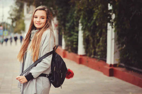 Retrato de estilo de calle de la joven hermosa chica feliz caminando en la ciudad de otoño con la mochila de cuero de moda —  Fotos de Stock