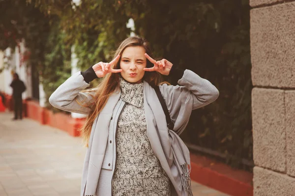 Retrato de estilo de calle de la joven hermosa chica feliz caminando en la ciudad de otoño con la mochila de cuero de moda — Foto de Stock