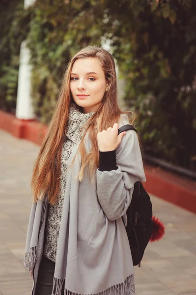 Retrato de estilo de rua de jovem bela menina feliz andando na cidade de outono com mochila de couro na moda — Fotografia de Stock