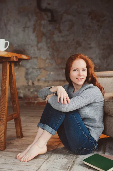 Jovem mulher ruiva feliz relaxar em casa e ler livros, fim de semana calmo e acolhedor no inverno ou outono — Fotografia de Stock