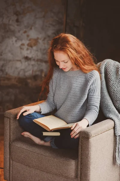 Joven readhead estudiante mujer aprender y leer libros en casa — Foto de Stock