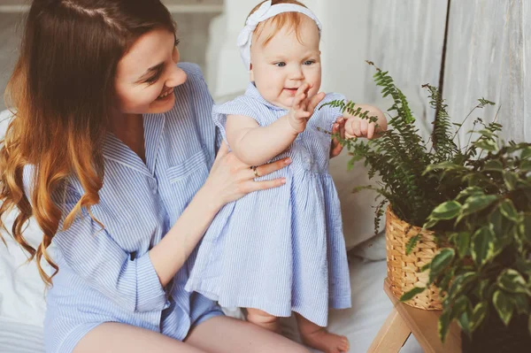 mutlu anne ve pijama yatak odasında sabah oynamaya uygun 9 aylık bebek. Rahat aile hafta sonu.