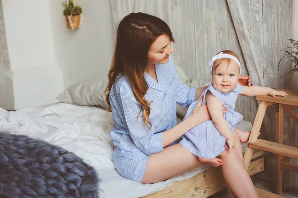 Mutlu anne ve pijama yatak odasında sabah oynamaya uygun 9 aylık bebek. Rahat aile hafta sonu. — Stok fotoğraf